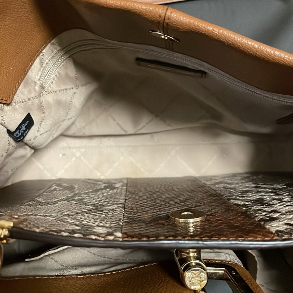 Micheal kors handbag/ crossbody - Picture 5 of 16